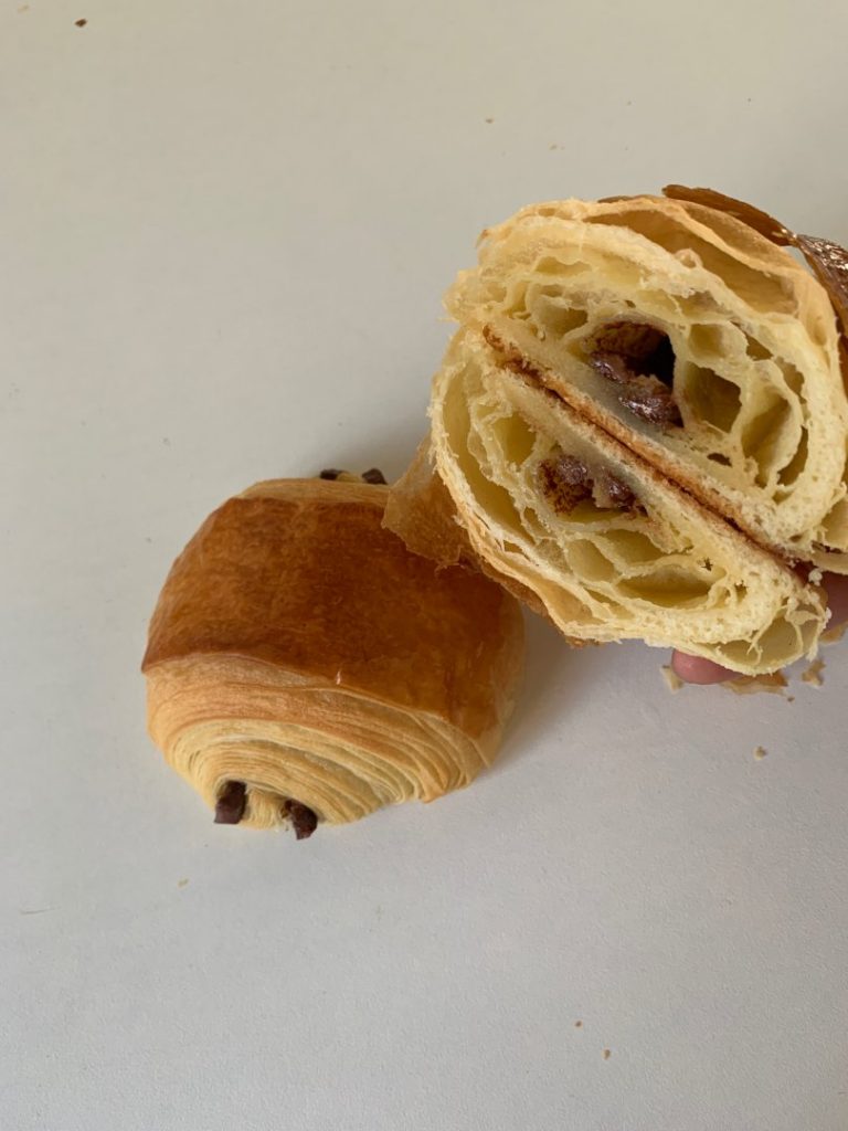 pains au chocolat coupé