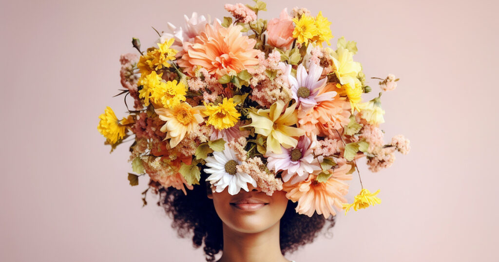 Femme avec fleurs sur tête