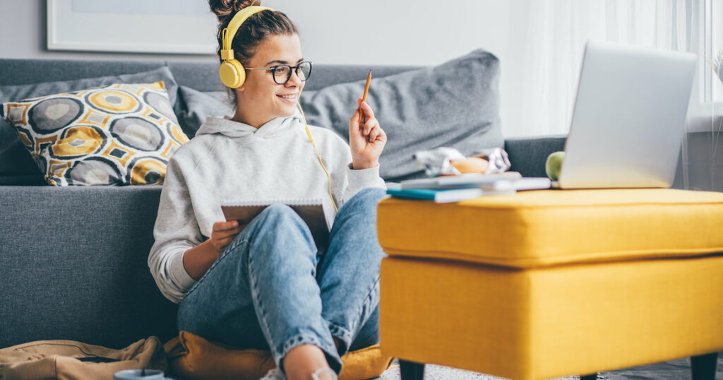 Femme devant des cours vidéos