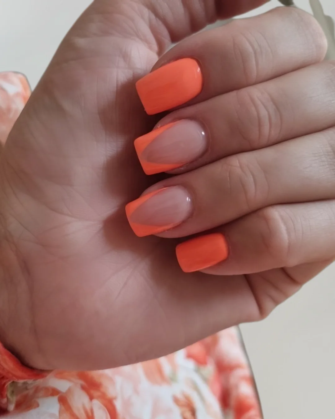 Ongles carrés fluo