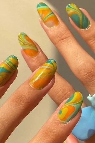 Essayez le water marble, la manucure fun et créative pour sublimer vos ongles