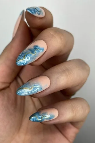 Essayez le water marble, la manucure fun et créative pour sublimer vos ongles