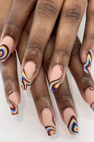 Essayez le water marble, la manucure fun et créative pour sublimer vos ongles