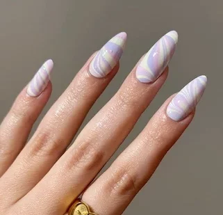 Essayez le water marble, la manucure fun et créative pour sublimer vos ongles